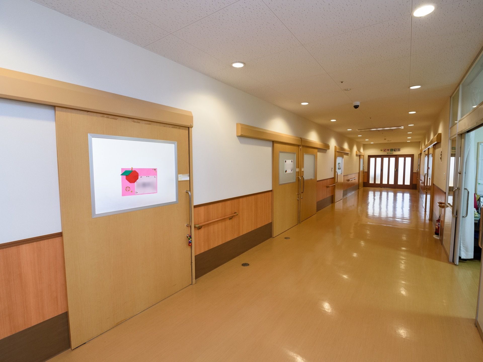 大変広い通路は、歩行者と車椅子との接触を防げる。居室の扉は大きく開閉する引き戸のため、車椅子での出入りもストレスなく行える。