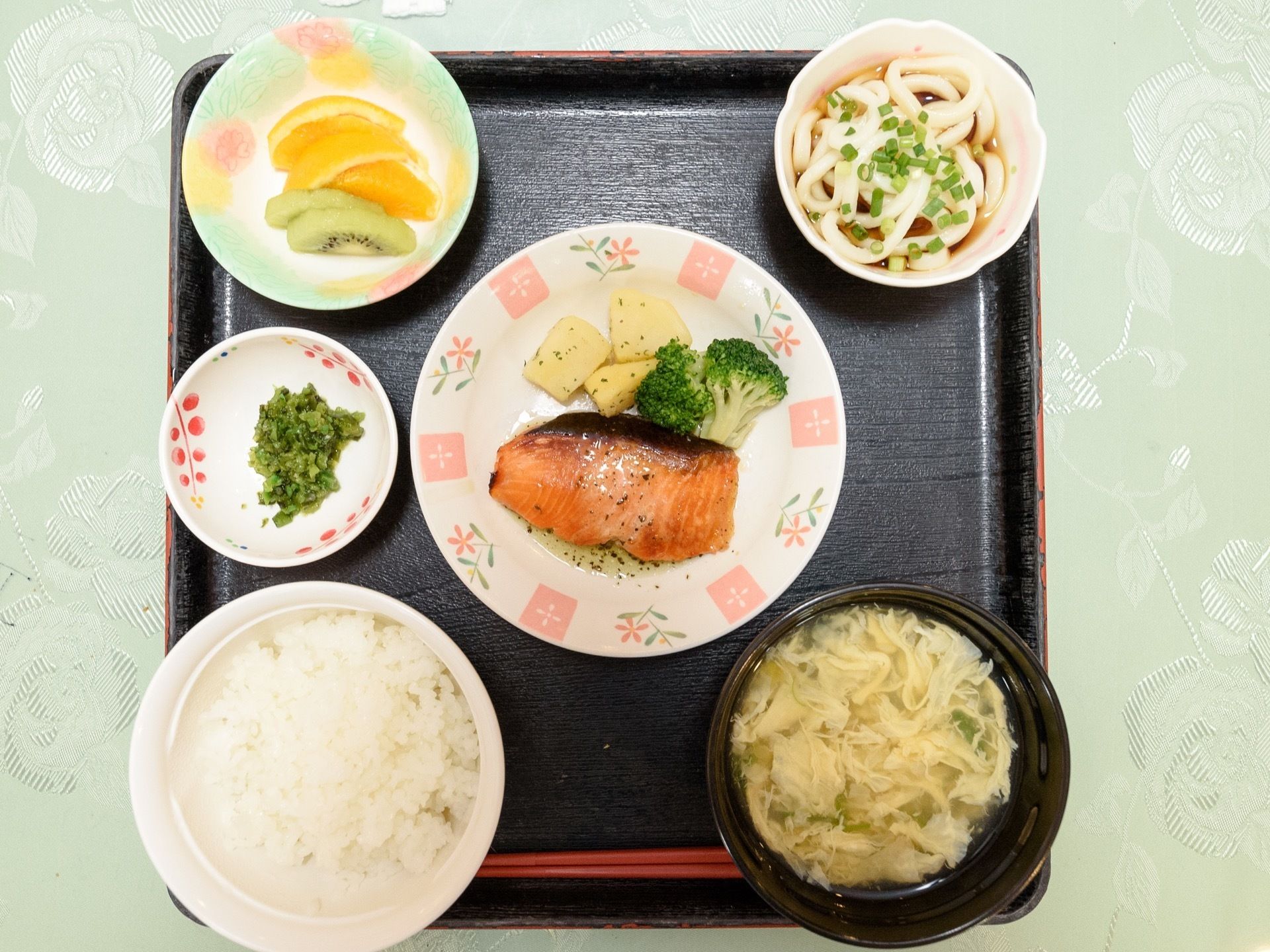 地元の食材を使用し、栄養バランスを考えた献立を提供している。味や食感に変化をつけ、食欲増進につなげている。