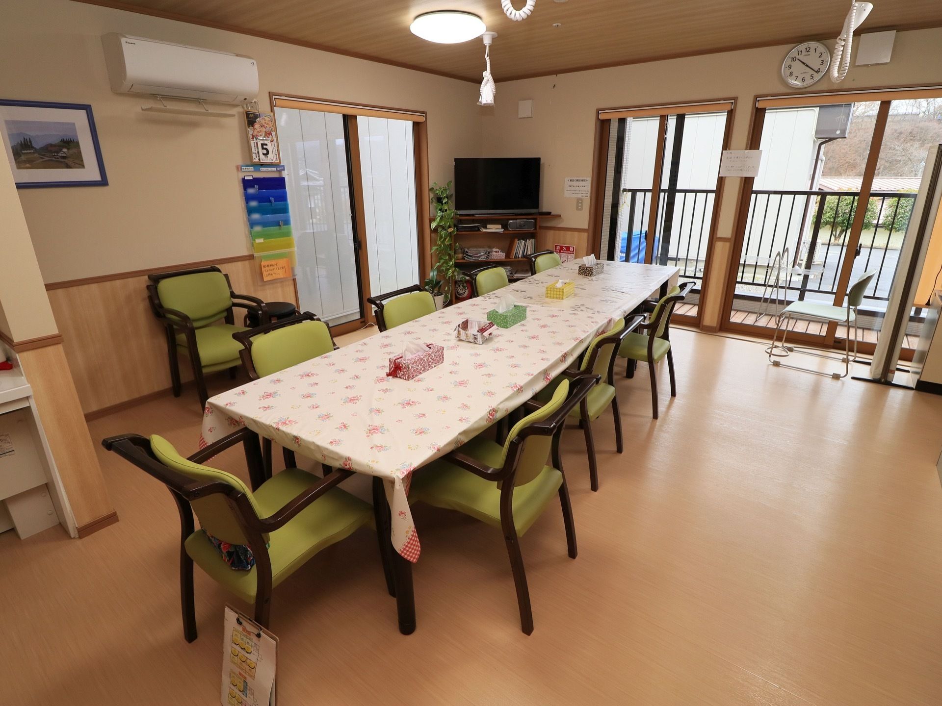 食堂にはテーブルと椅子が並べられており、テレビやエアコンが完備されている。壁には絵画が飾られている。
