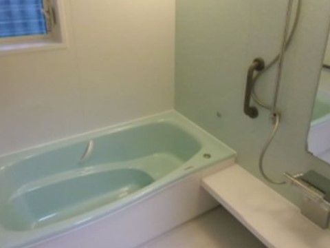 ゆったり浴槽の清潔な浴室