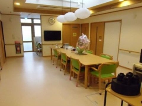 明るい共有ダイニングエリア