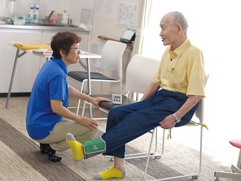 利用者様に合わせた医療サポートやリハビリを行うスタッフ