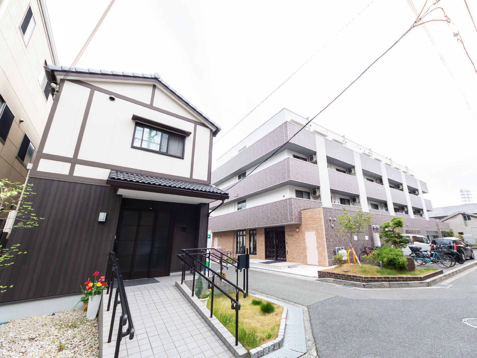 2色の色合いを持ち、遠くからでも施設の場所がわかる外観