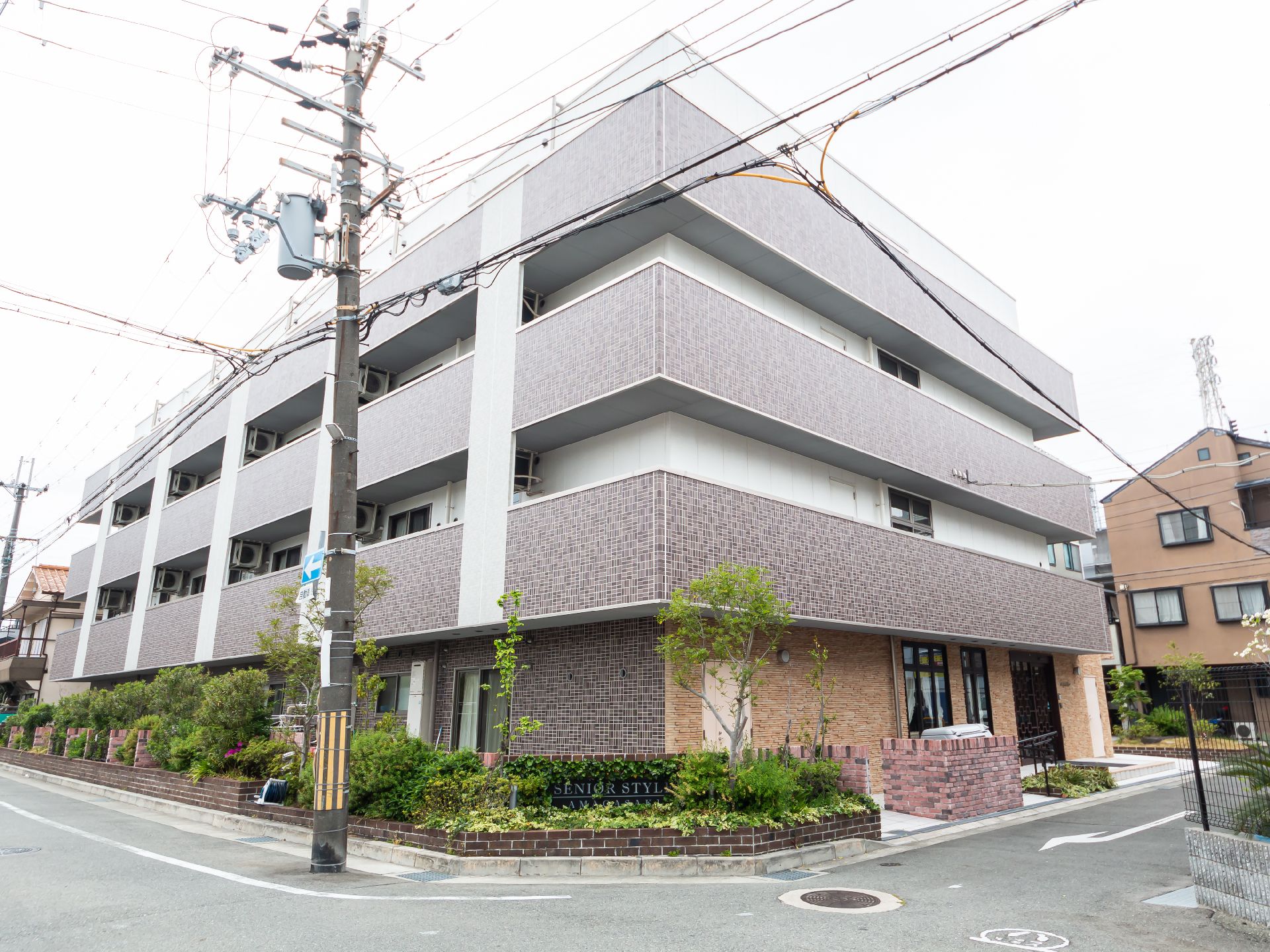高級マンションのような形をしている介護施設の外観