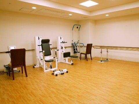 機能回復やトレーニング用の器具が置かれている広い部屋