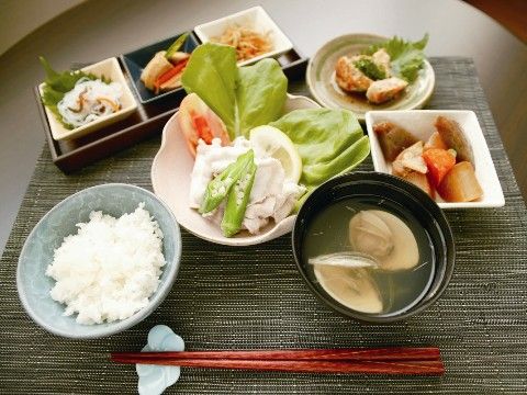 ご飯、お吸い物、主菜、副菜など、品数が多い和風の食事