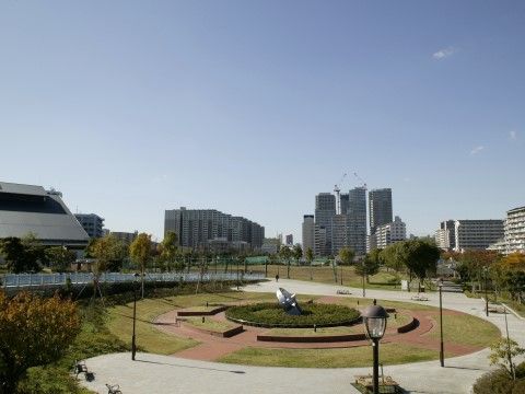 「コンシェール南千住」の周辺環境。子供たちやお母さん方の集いの場になっている。