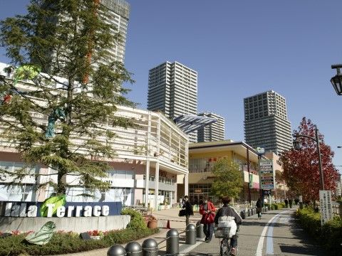 「コンシェール南千住」の周辺環境。商業施設が、一つの建物に全て収まっている。