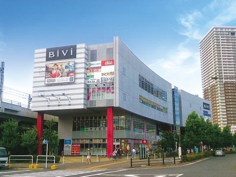 「コンシェール南千住」の周辺環境。飲食店や洋服店等が入った建物になっている。