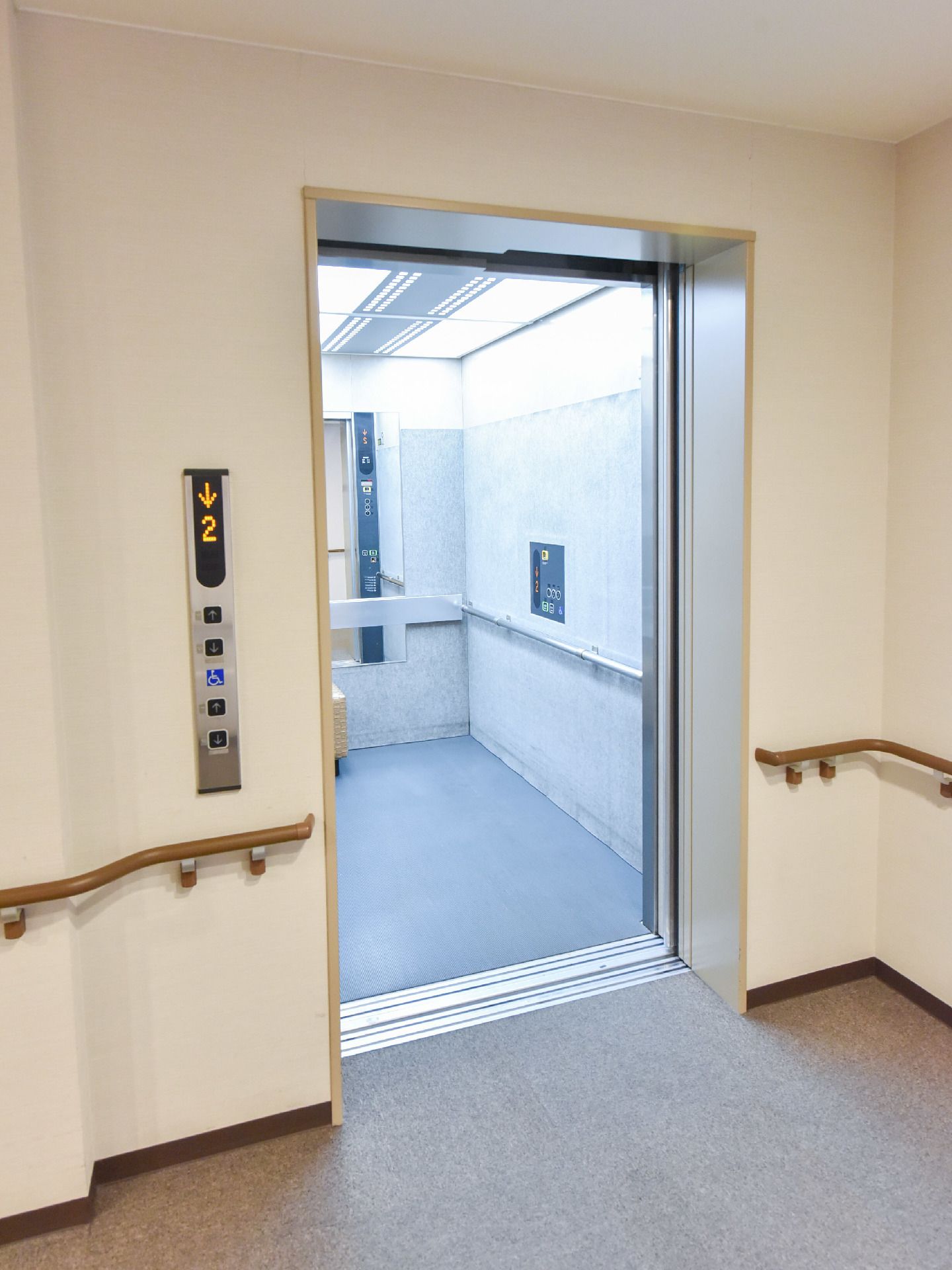 エレベーターの中には、照明があって明るい。椅子が置いてあるので座って移動できる。中に鏡がついている。