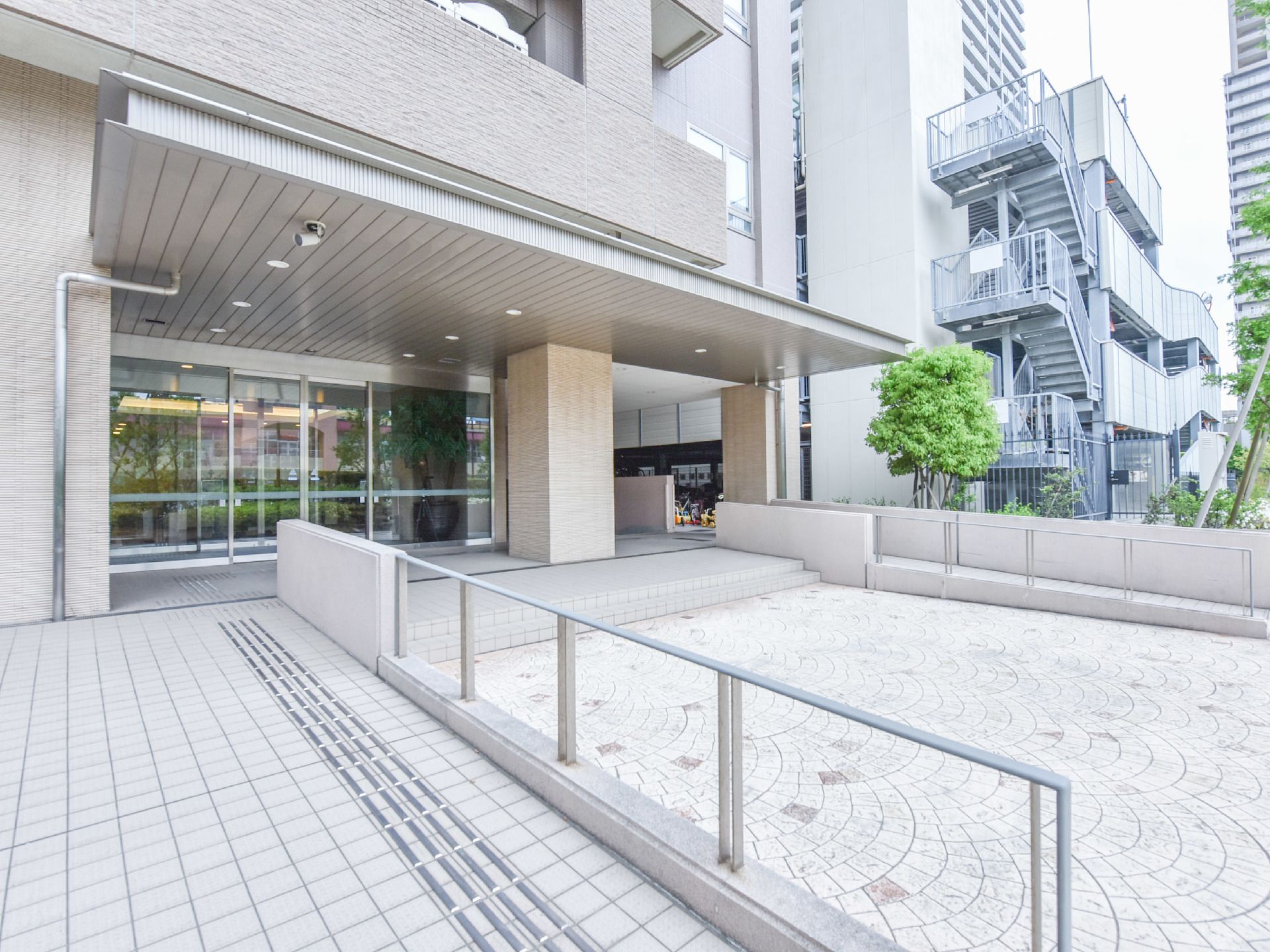 玄関は両開きの自動ドアになっており手すり付きのスロープが伸びている。灰色を基調としているビルのような作りになっている。