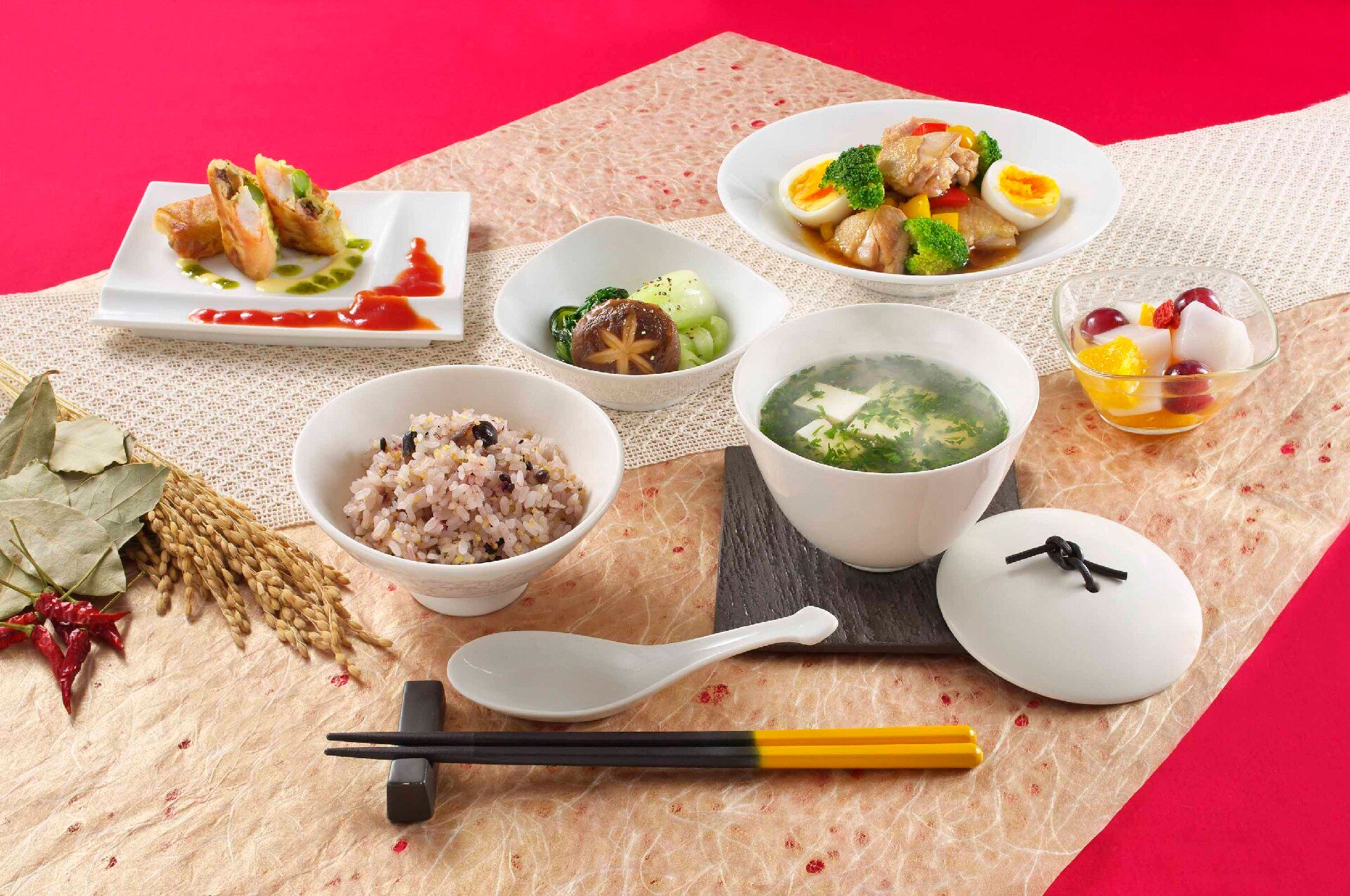赤飯と豆腐のスープがセットになったメニュー