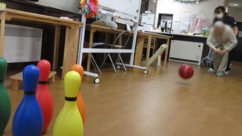 室内でのボウリング遊び