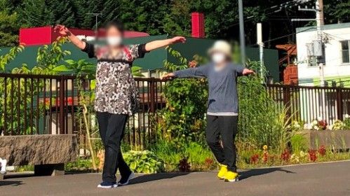 外で体操をする人々