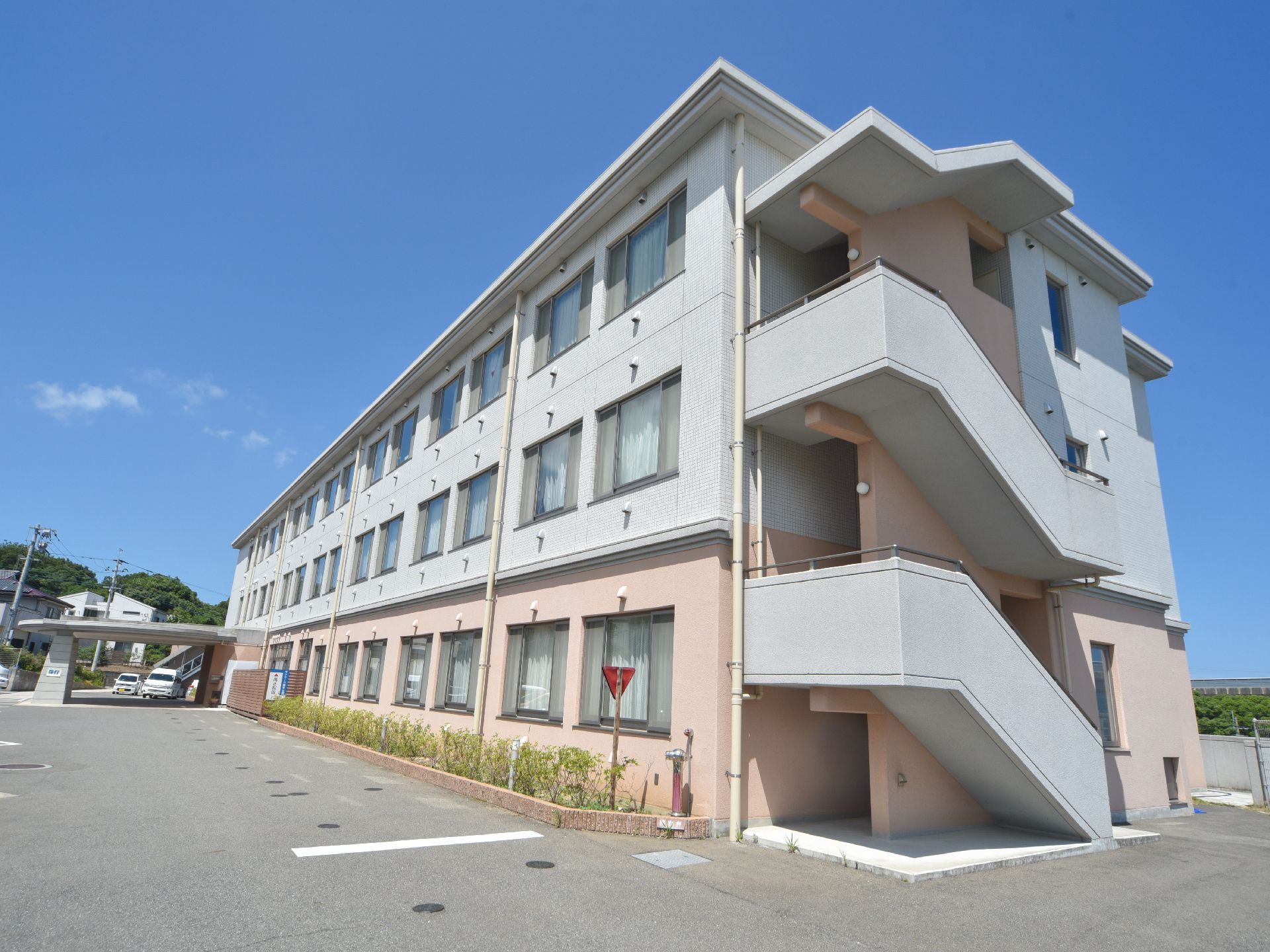 施設は鉄筋コンクリート造で、地上3階の地下1階となっている。高齢者が暮らす居室は、全部で88室が用意されている。