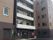 ５階建ての大きなグループホームである。玄関はガラス張りのドアとなっており、床にはマットが敷かれている。