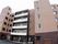 建物には窓が多数設置され、日の光を中に多く取り込めるように設計されている。居室は全室ベランダに面しているので明るく過ごしやすい。