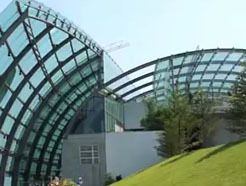 芝生や植栽に囲まれた水族館の屋根は曲線を描くようなデザインで、透明ガラスにより室内は開放的で明るい空間となっている。