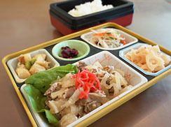 それぞれのお皿に盛り付けられたお弁当である。見た目にも鮮やかで入居者様の食欲を刺激するものになっている。