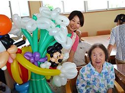 施設内で行事が開催されたときの写真である。入居者様と介護スタッフが時間を共有し楽しいひと時を過ごすことができる。