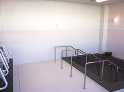 複数の入居者様が一緒に入浴する大浴室は、大きな四角い浴槽と広い洗い場があり、４人位の収容に対応できる広いスペースを確保している。