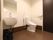 広々としたトイレスペースには、深さのある洗面台を備えている。便座の両側には可動式の手すりを設置している。