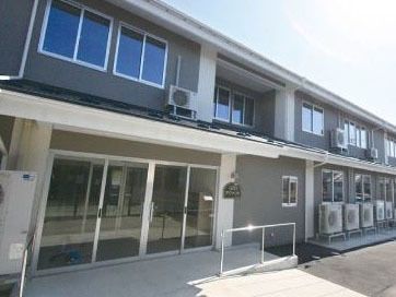 グレーを基調とした落ち着いた雰囲気の建物である。玄関までの通路にはスロープを設置しており、車椅子をご利用の方も安全に移動することができる。