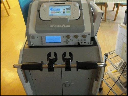 音楽を楽しみながら体を動かすことができる健康器具。操作が簡単なタッチパネルが付いている。音楽療法を用いた健康管理も行っている。