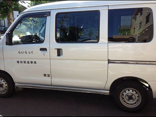 入居者様の送迎や外出時にも利用が可能な車が、施設で用意されている。横スライド式のドアで、車内も広くなっている。