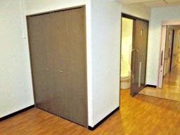居室に大きな格納スペースとトイレが完備されている。自身の家具も持ち込める広いスペースも確保されている。