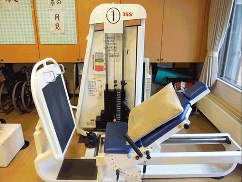 入居者様の健康維持のためのサポートも行っている。体を動かせるリハビリマシーンも施設に搭載されているので、スタッフと一緒に健康管理を行える。