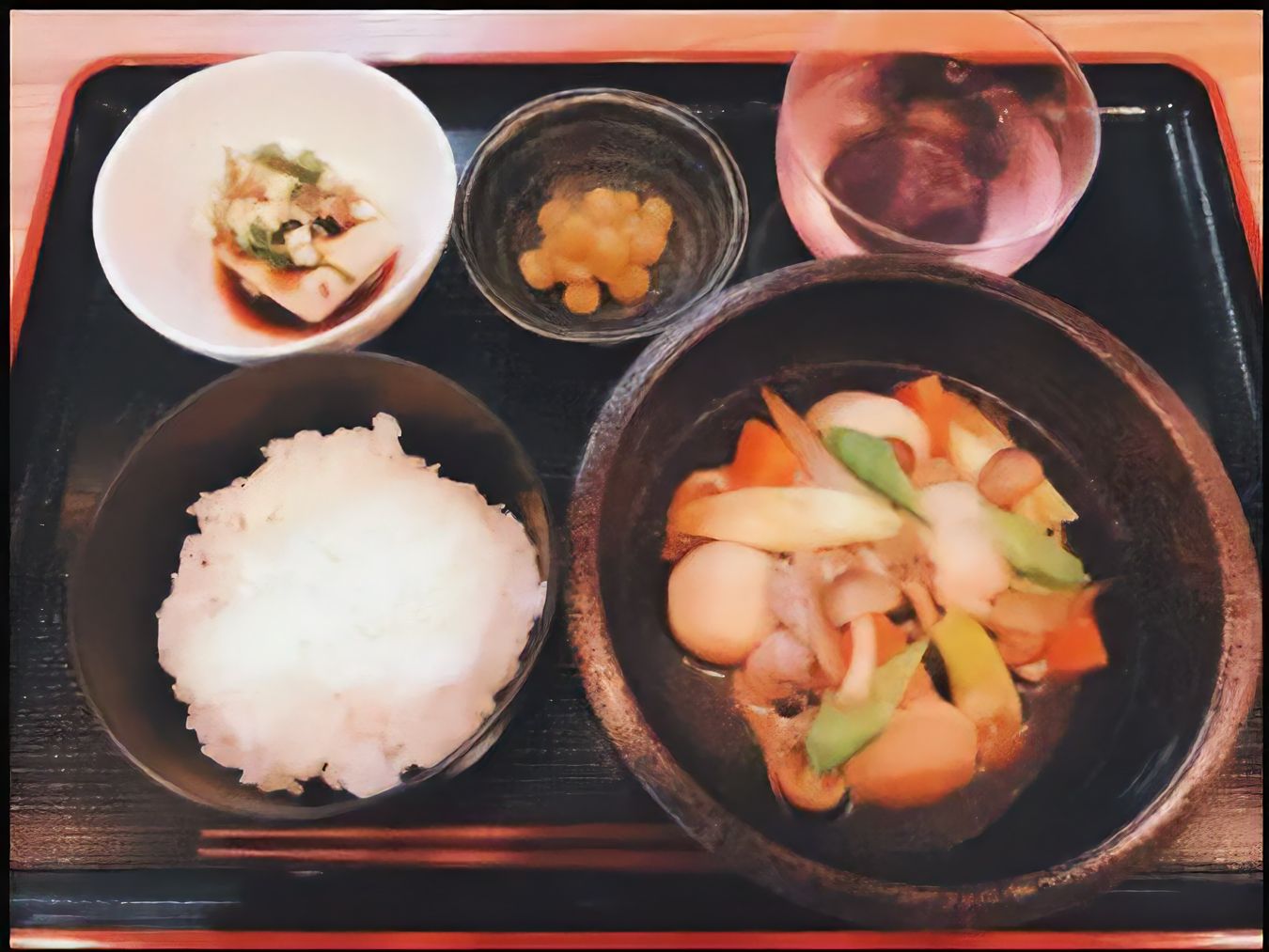 肉の炒め物とごはんと味噌汁、サラダのセット