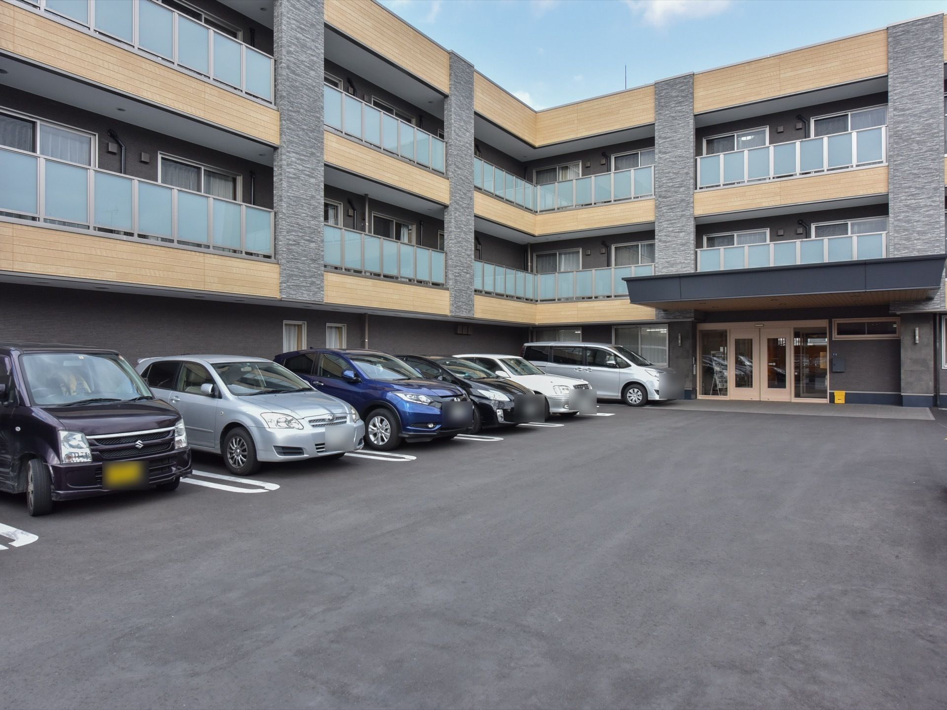 施設は3階建てで建てられており、ダークグレーを基調としたどっしりとした雰囲気になっている。駐車場から入り口まではバリアフリーになっている。