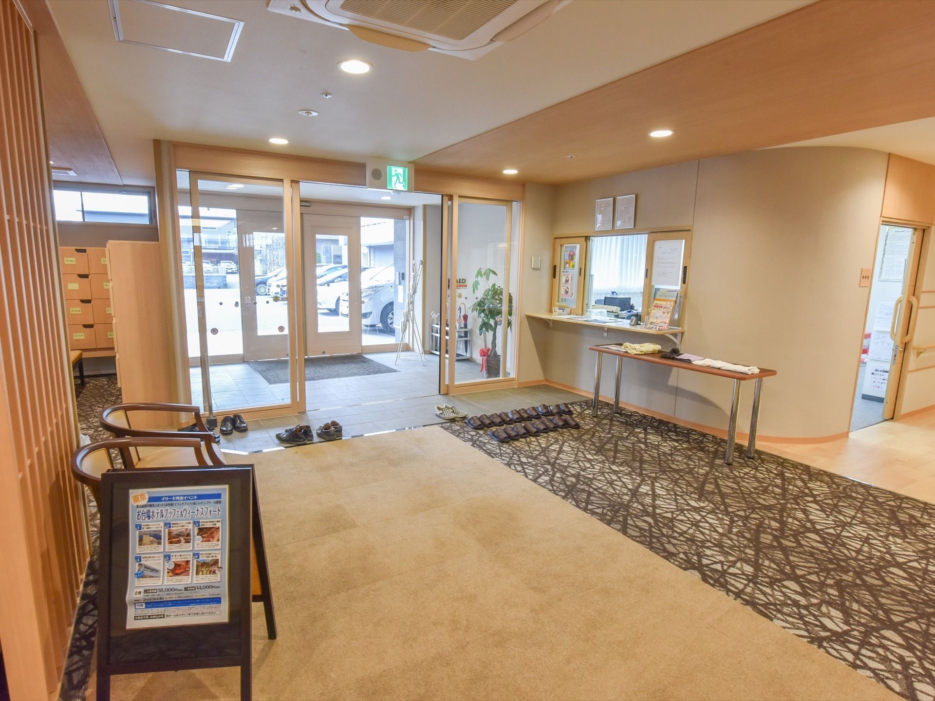 両開きの自動ドアが設置されている玄関からエントランスまではバリアフリーになっており、扉付きの靴箱が置かれているスペースが設けられている。