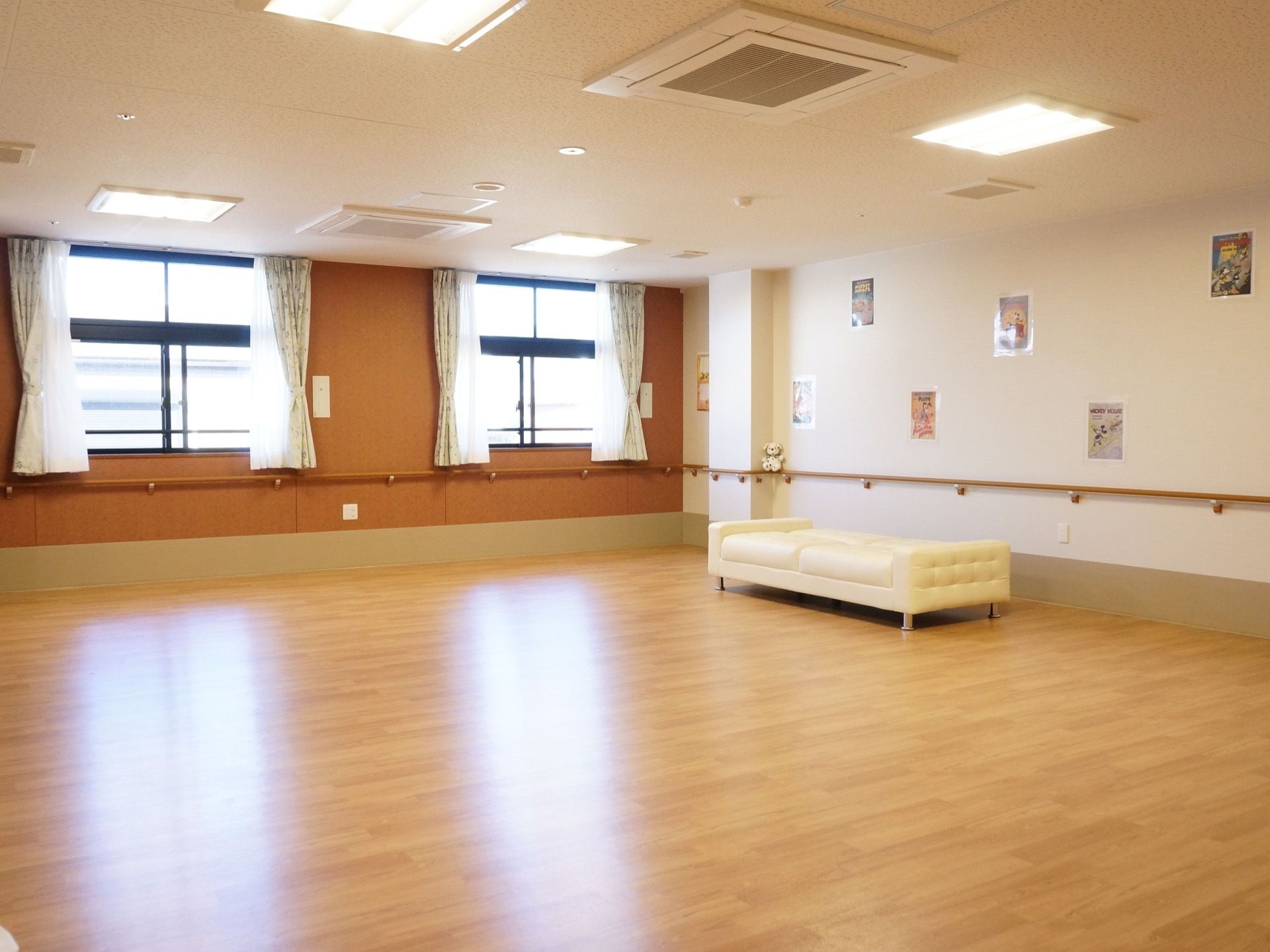 フローリングの床の多目的室があり、入居者様が運動をしたり、室内ゲームをするなど様々な活動を行うことができる。