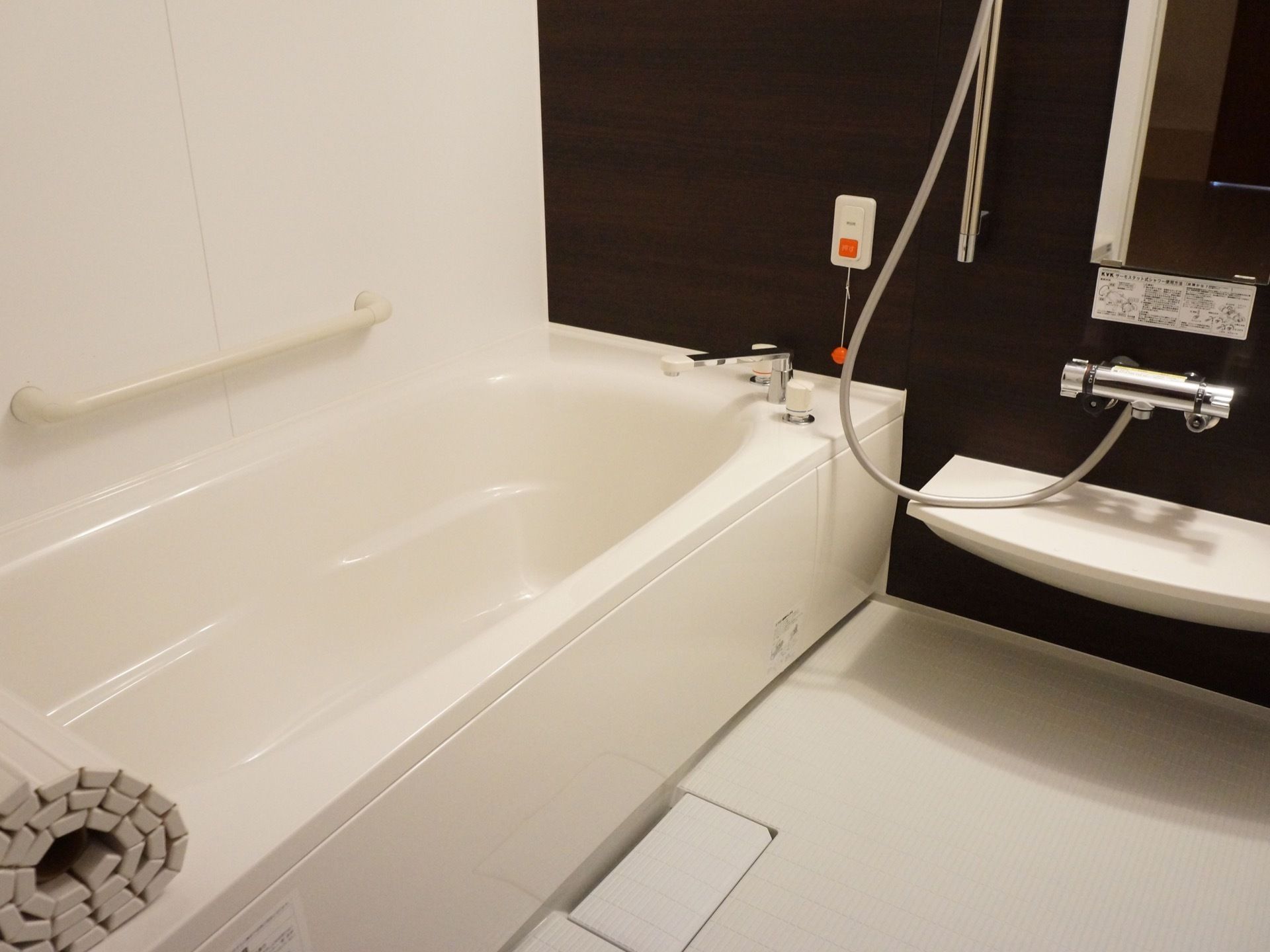 入居者様が具合悪いときは、浴槽のそばにある緊急用のブザーを鳴らすとスタッフを呼ぶことができ、安全である。