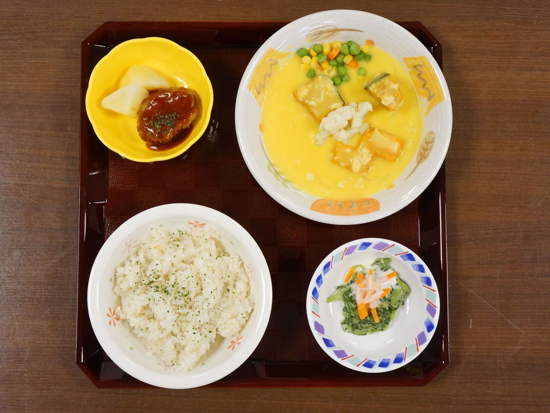 食事は正方形のトレーにのせている。たくさん食べたい方には、ボリュームのある盛り付けで提供することができる。