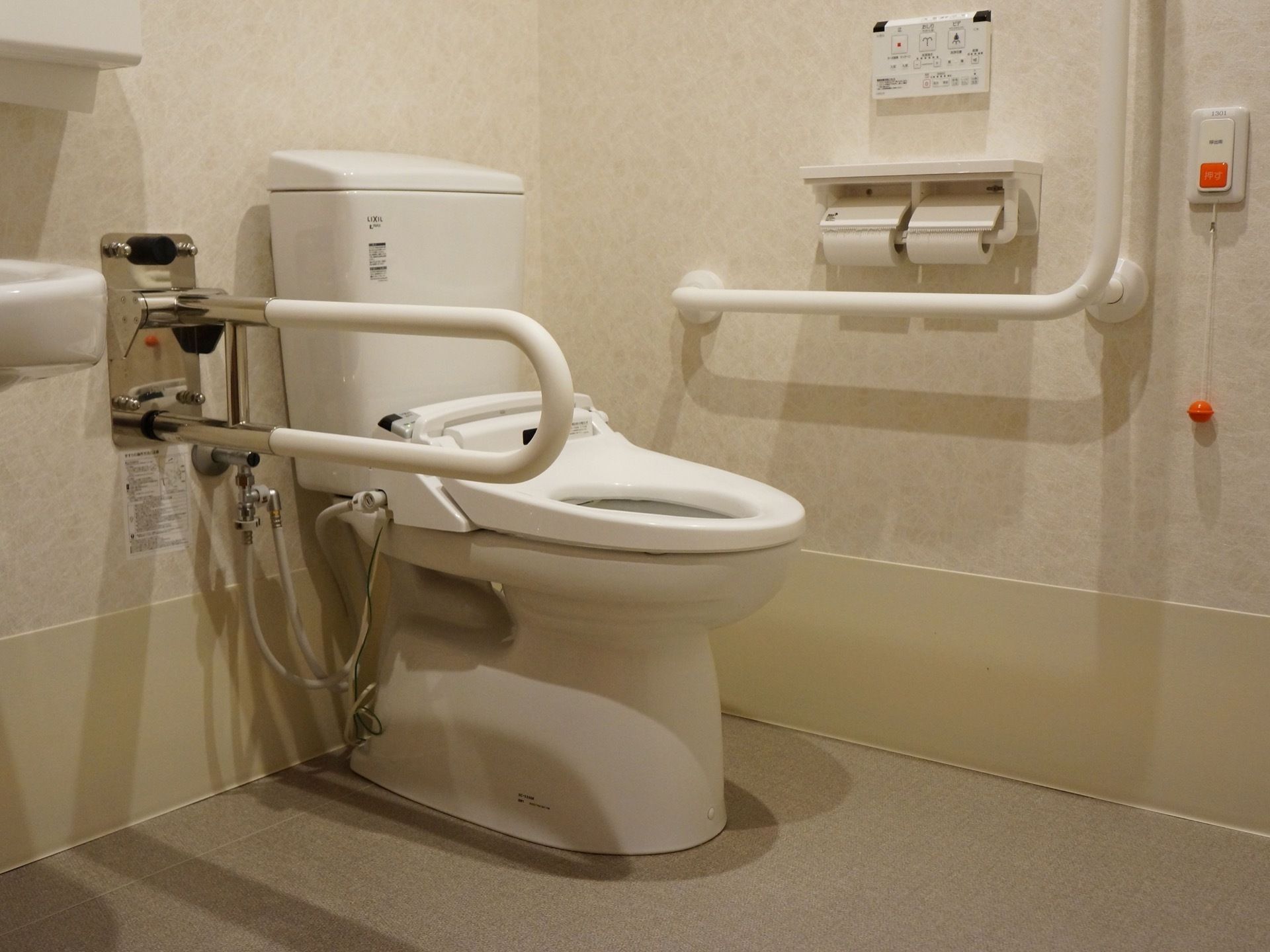 トイレの両側に手すりを設置している。ナースコールも完備している。フロアは段差もなく、スペースは広く確保されている。