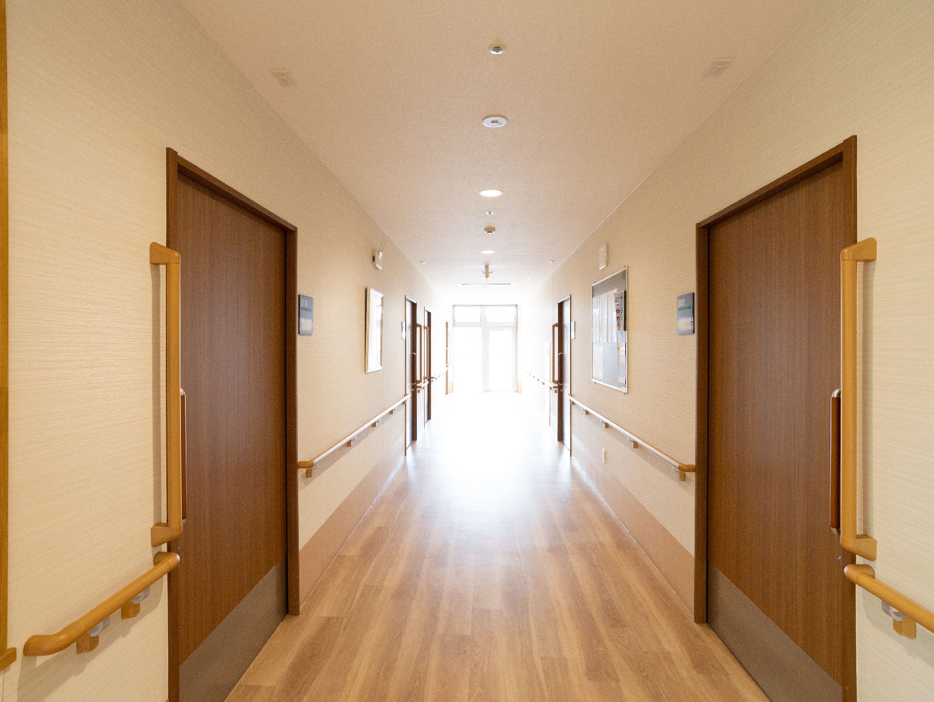 手でしっかりとつかみやすい形状の手すりが設置されている廊下