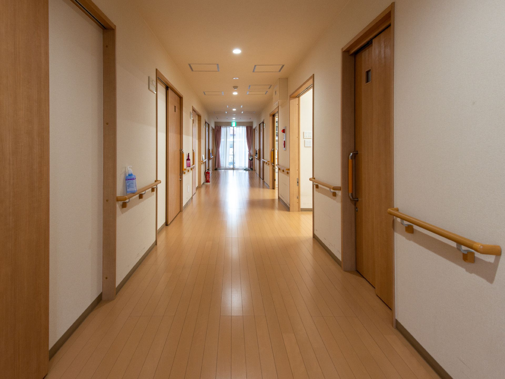 手すりが取り付けられ、幅が広めになっている施設内の廊下