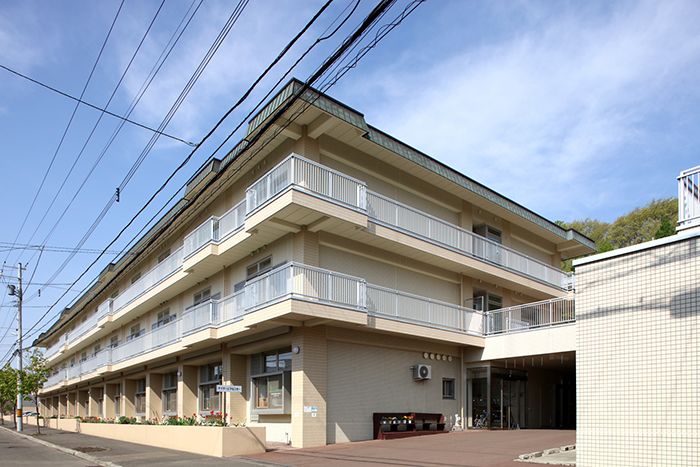 明るい外観の建物