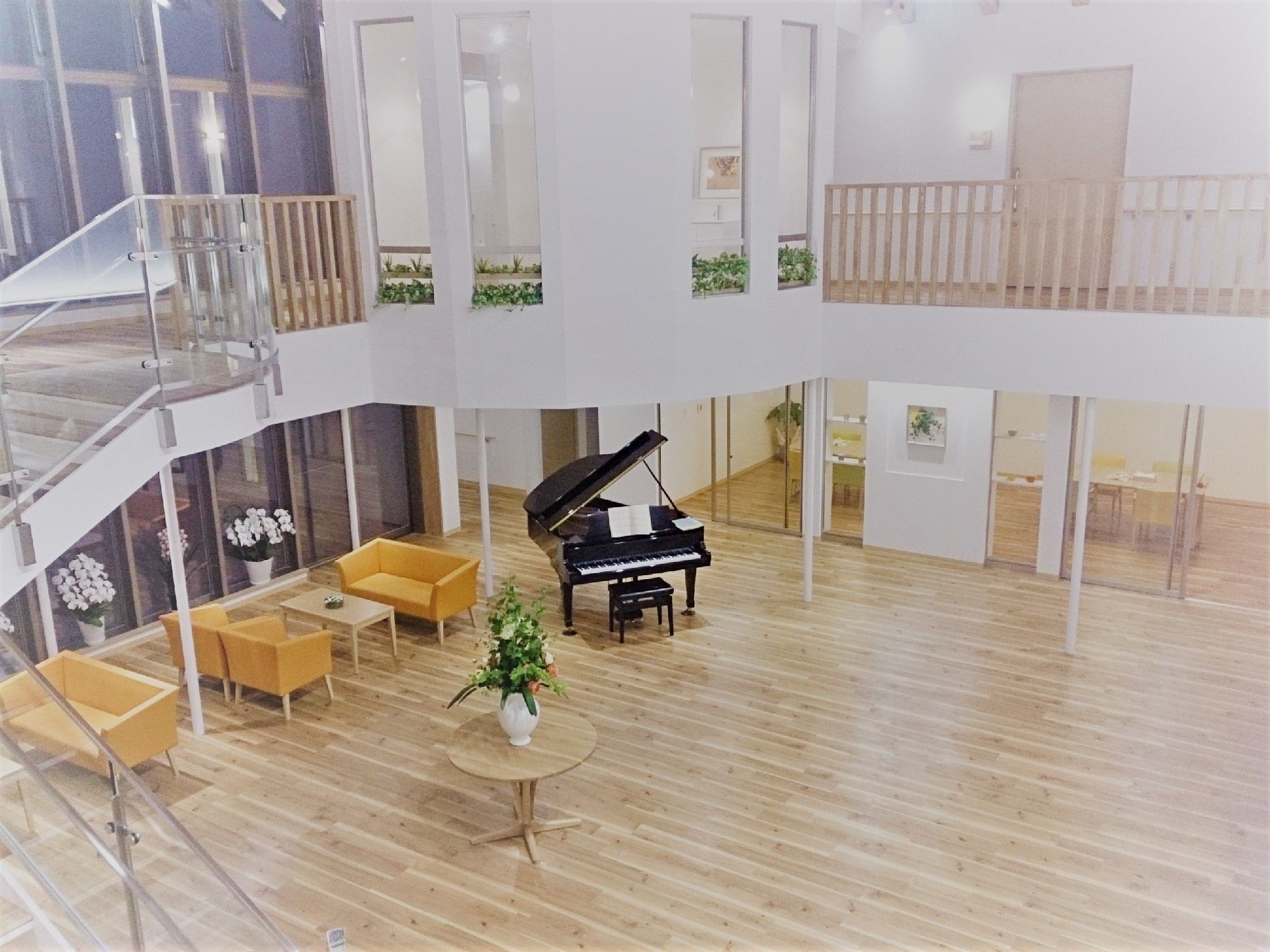 吹き抜けや窓を多用した広々した館内のサービス付き高齢者向け住宅 森田さんちの青楽