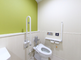 バリアフリー構造のトイレ設備