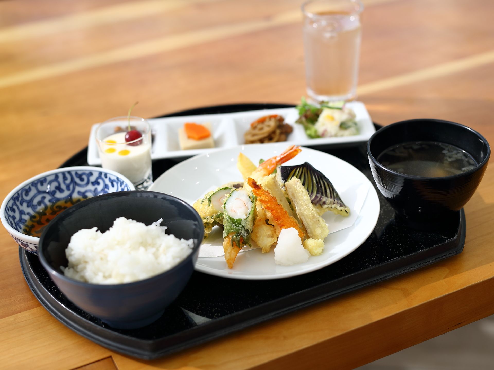 出来たての料理を提供している。
