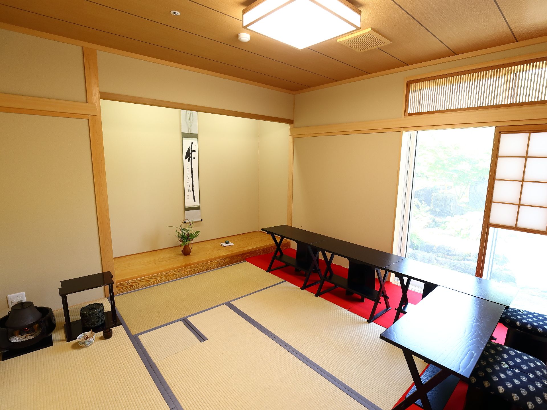当施設の茶室は膝が痛くて正座ができなくても、椅子とテーブルが用意されているのでお茶会を楽しむことができる。
