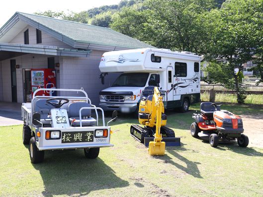 屋外トイレと特殊車両