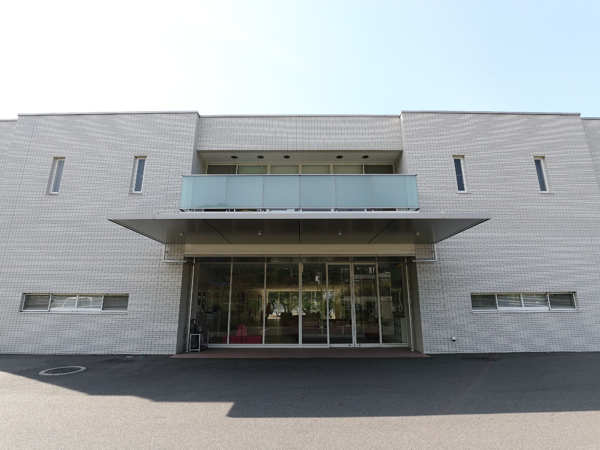 当施設の玄関。出入口前は広くスペースが確保されている。屋根付きなので玄関前に車を停めて乗り降りできる。
