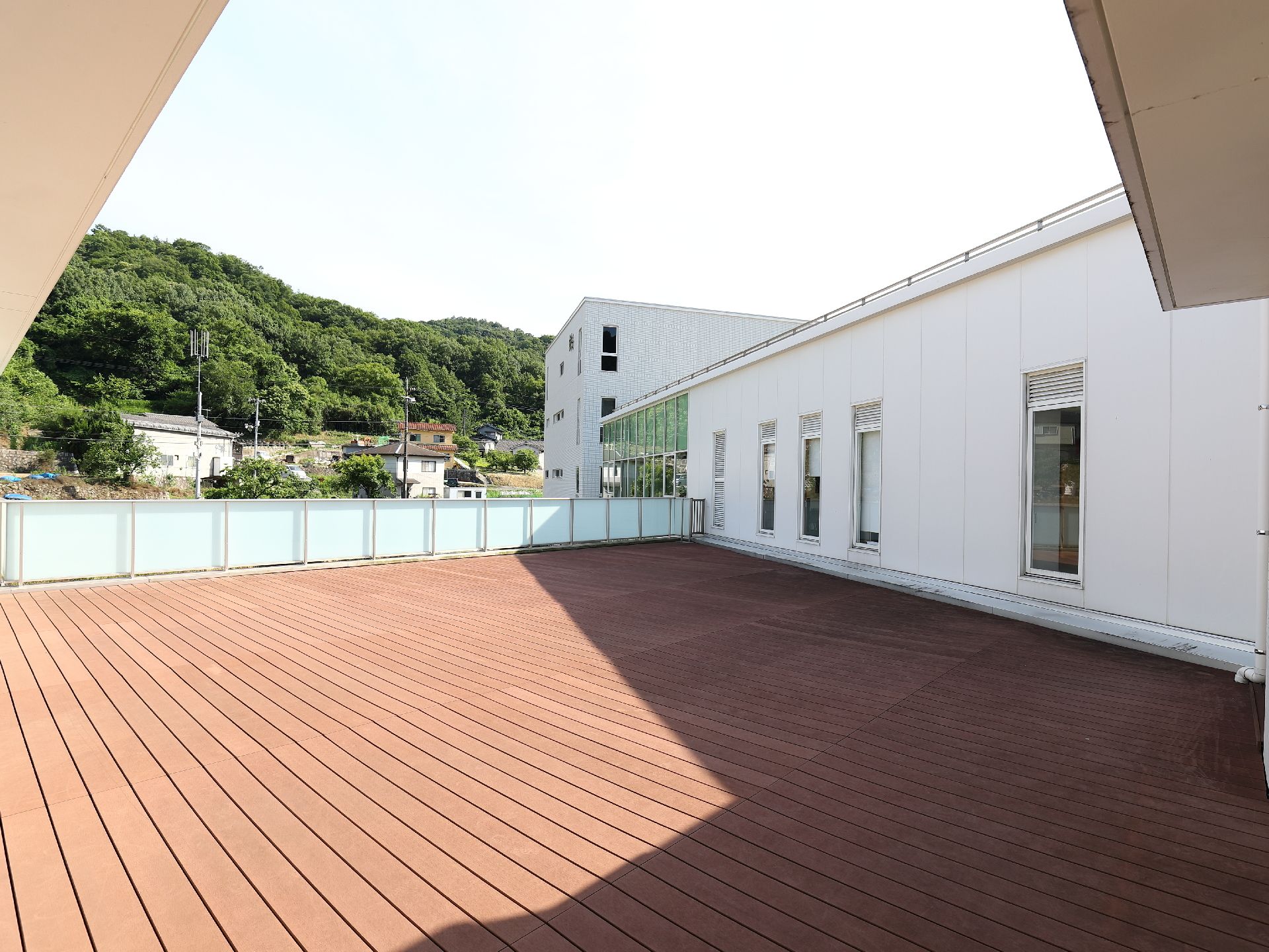 寒い季節には日当たりのよいテラスで日光浴を楽しむことができる。安全のため柵を設置してあるので落ちる心配はない。