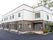 施設は落ち着いた色合いの2階建ての建物。周りはきれいに舗装されていて、一角には植栽が植えられている。