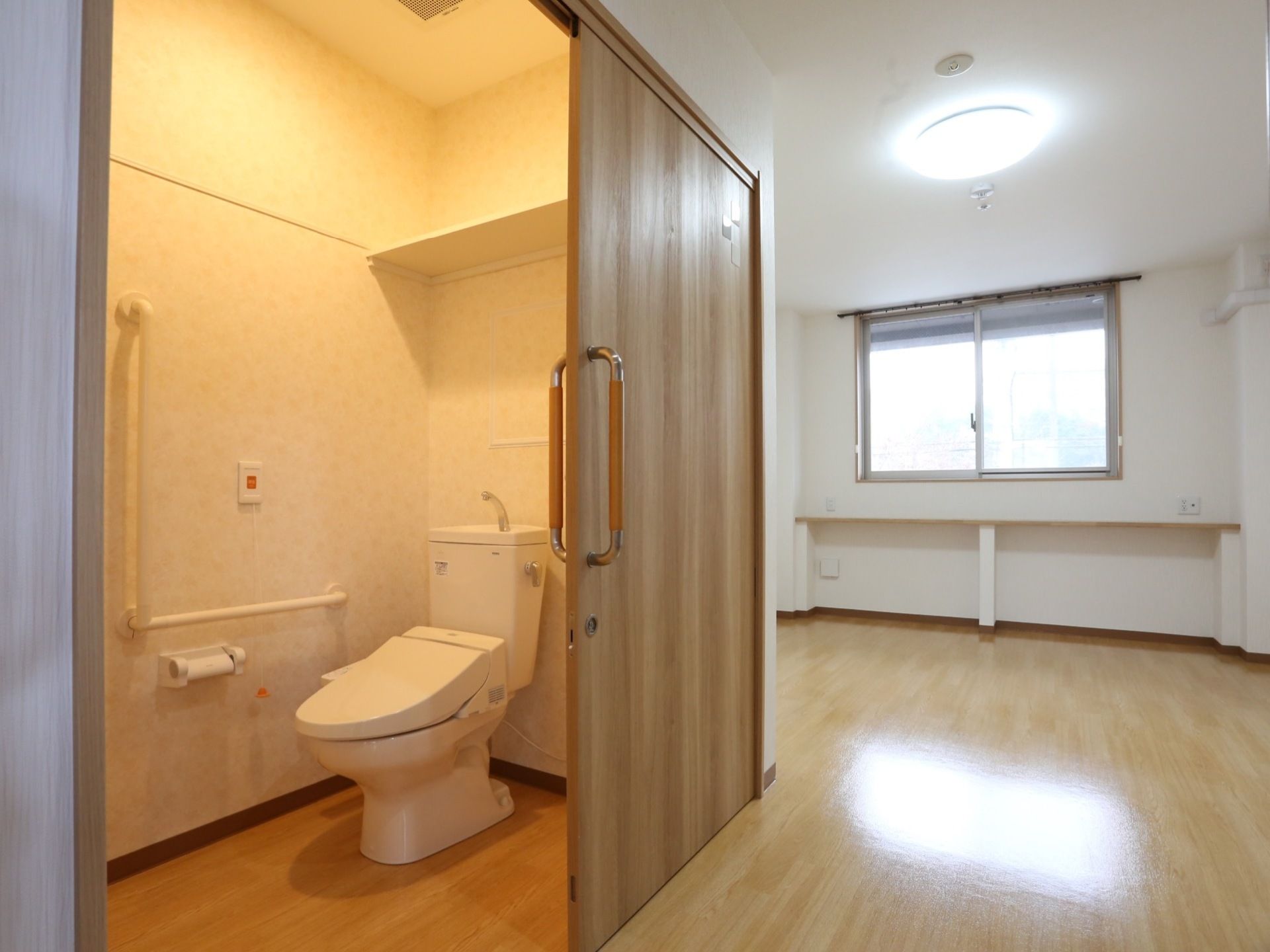 居室内のトイレは引き戸式を採用しており、開閉が楽である。壁には縦横の手すりがついている。ナースコールボタンもある。